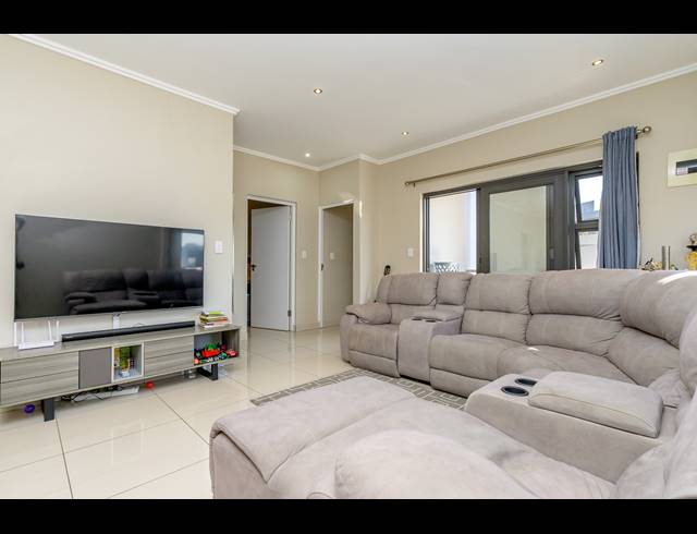 2 BEDROOM APARTMENT FOR SALE IN UMHLANGA RIDGE
